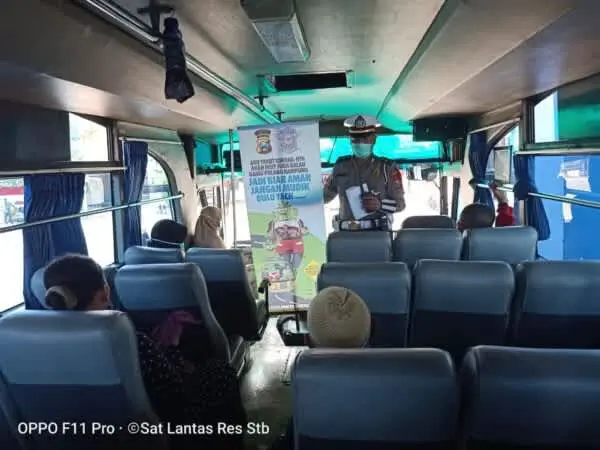 Bawa Spanduk Unik, Polisi Imbau Masyarakat Tidak Mudik di Terminal Situbondo