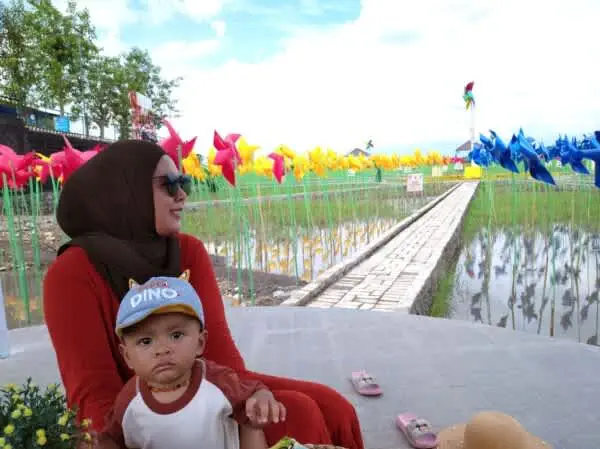 Taman Kitiran Angin di Dira Kencong Serasa Di Negeri Belanda