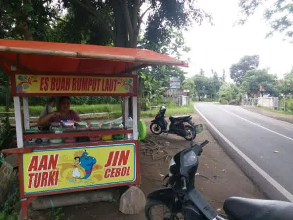 Penjual Es Pinggir Jalan Banyak Meraup Keuntungan