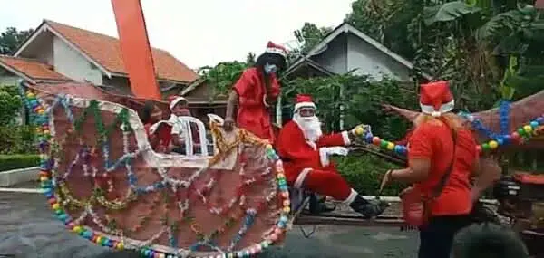 Sinterklas Dengan Kereta Salju Bagikan Hadiah Berbagi Kebahagiaan Natal
