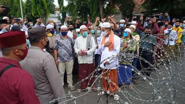 Puluhan Simpatisan FPI, Menggelar Aksi di Mapolres Jember
