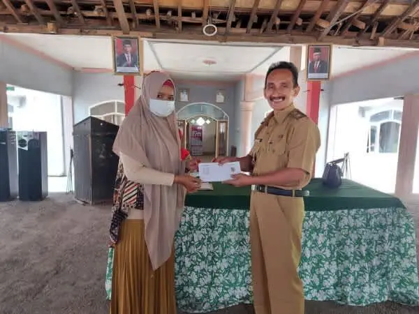 Pemdes Kaliwining Beri bantuan Honor Pengajar PAUD dan TK