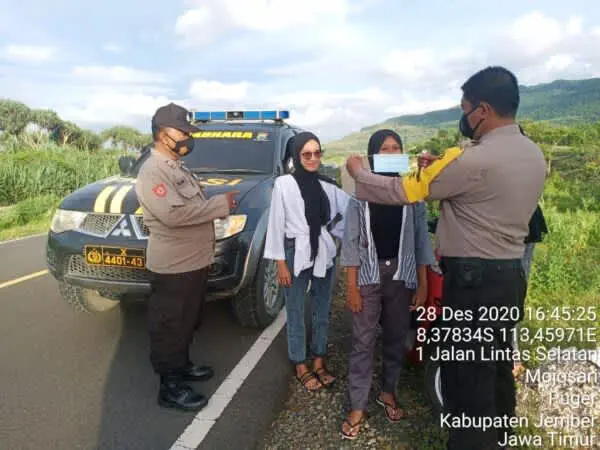 Tahun Baru, Polsek Puger Bagikan Masker