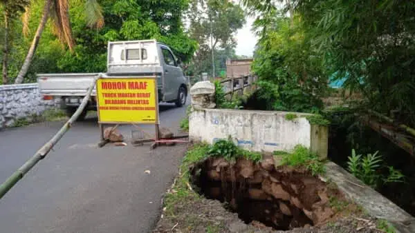 Tebing Jembatan Ambrol Gadis 16 Tahun Terperosok ke Sungai