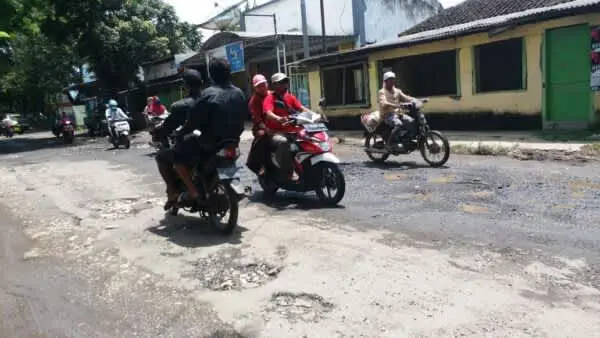 Jalan Rusak Menuju Dira Ambulu, Warga Sebut Wisata Seribu Jekglongan