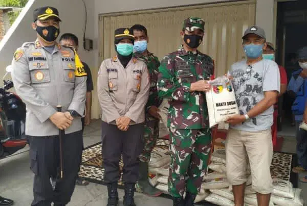 Kapolres dan Dandim Jember Bagikan Sembako pada Korban Banjir di Sumbersari