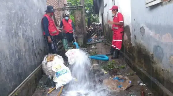 TIM Wash PMI Jember Kuras Sumur Korban Banjir di Tempurejo