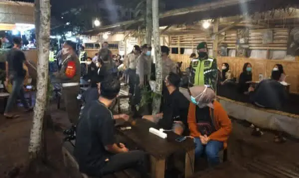 Berjubel, Ratusan Pengunjung Cafe Cak Ndhoet Dibubarkan Gugus Tugas Covid – 19