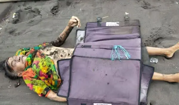 Perempuan Tua, Ditemukan Mengambang di Pantai, Siapakah?