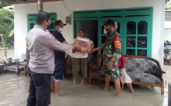 Banjir Rendam 20 Rumah,Tiga Pilar Desa Grenden Salurkan Sembako
