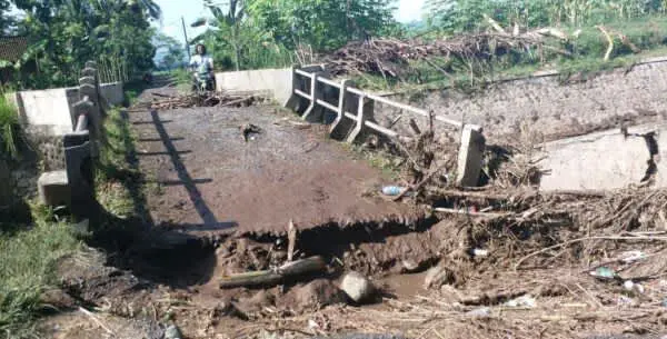 Jembatan Penghubung Dua Dusun di Desa Kesilir Ambrol
