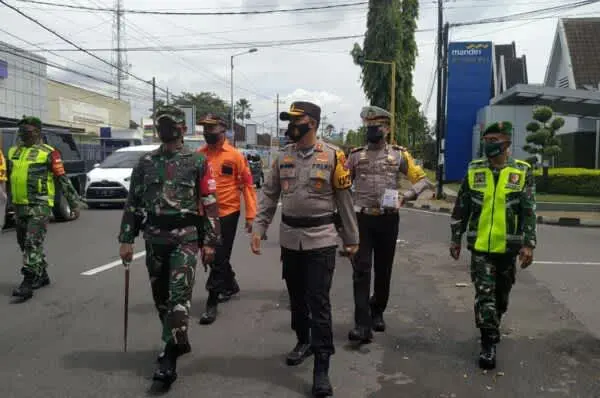 Wow, Dandim 0824 dan Kapolres Pimpin Aksi Long March Menuju Kantor Pemkab Jember, Ada Apa?