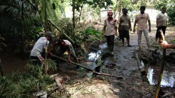 Atasi Banjir, Pemdes Menampu dan Warga Bersihkan Sampah di Saluran Air