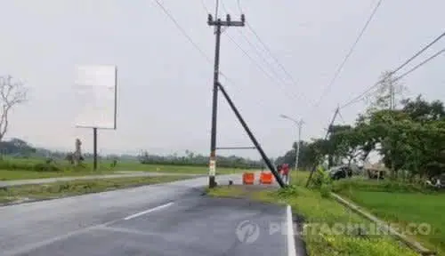 Bahaya, Ada 7 Tiang Listrik Tertancap Ditengah Jalan
