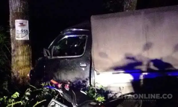 Hilang Kendali, Mobil Pikc Up Sruduk Pohon