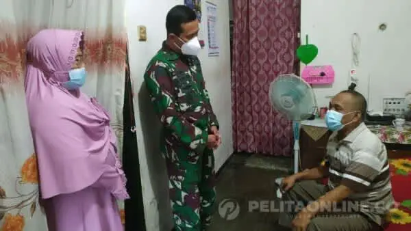 Sambang Keluarga PNS Kodim 0824 yang Sakit, Dandim Panjatkan Doa