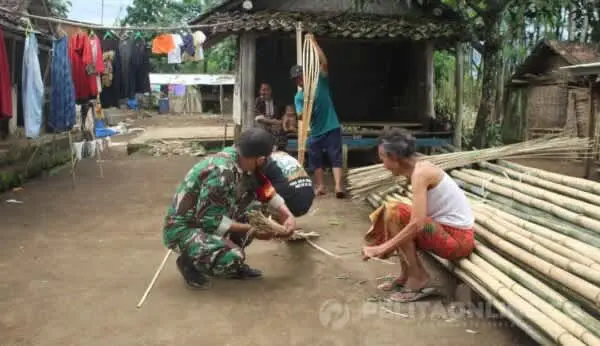 Sambangi Pengrajin Kerei, Babinsa Sampaikan Program TMMD ke 110