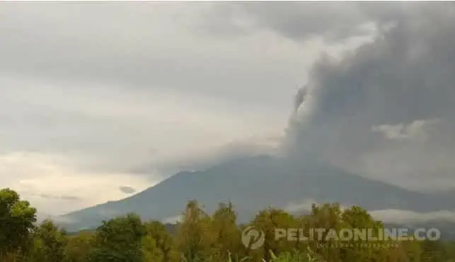 Puncak Gunung Raung Masih Mengeluarkan Asap Kelabu