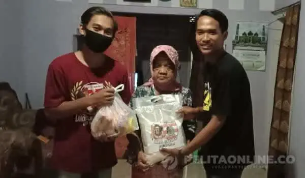 Ulang Tahun Ke-18 Laros Jenggirat Bagikan Sembako Dari Hasil Urunan.