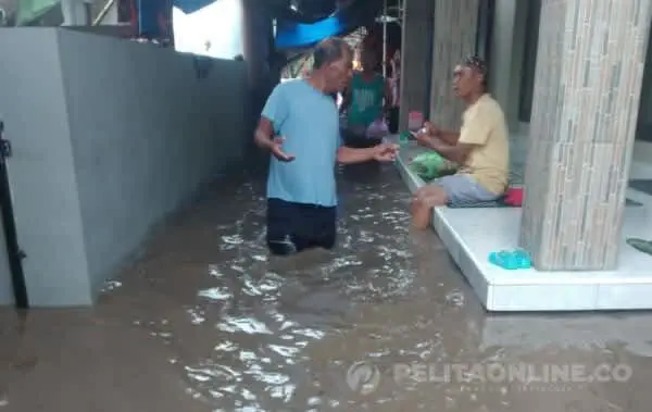 Hujan Deras Warga Muncar Malam Mingguan Bersama Banjir