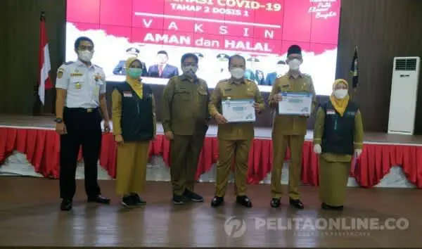 Bupati dan Wakil Bupati Jember Divaksin Covid 19