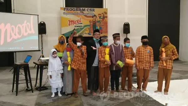 Peringati Isra Mi’raj, Hotel Meotel Jember Berbagi pada Siswa SLB Tunagrahita