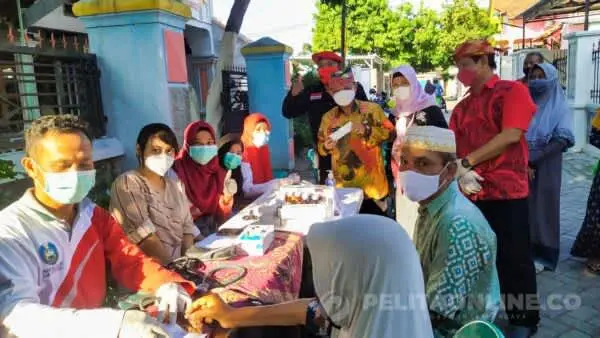 Bupati Situbondo Beri Pemeriksaan Kesehatan dan Pengobatan Gratis di Kelurahan Patokan