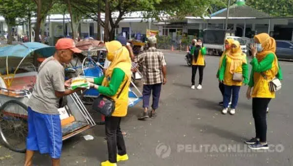 Sambut HBP dan Ramadhan, Dharma Wanita Lapas II A Jember Bagi-Bagi Beras