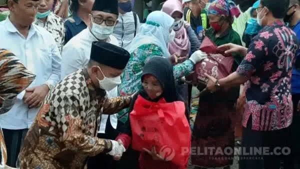 Pemkab Situbondo Berikan Bantuan Sembako untuk Lansia dan Janda Miskin