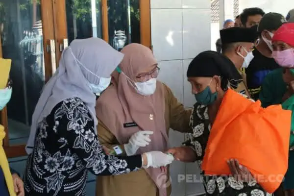 Bupati Situbondo Bagikan Bantuan Kepada Ribuan ‘Wong Cilik’