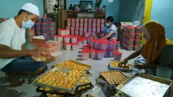 Pengusaha Kue Kucang Ayub Tegar Meski Pandemi, Asyik Buat Camilan