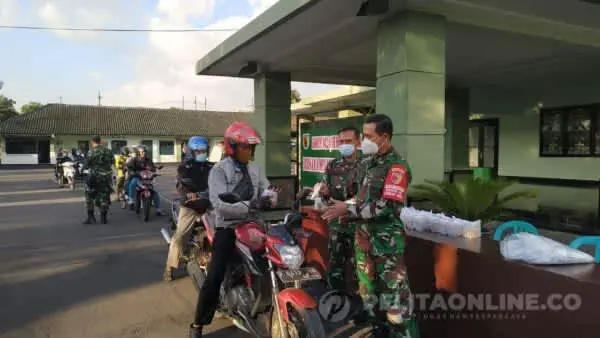 Jelang Berbuka, TNI Kodim 0824 Bagikan Masker dan Takjil
