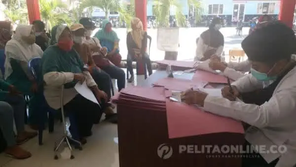 Sejumlah Warga Ambulu Beramai-Ramai Datangi Kantor Camat