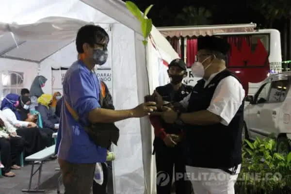 PMI Dan Mapala Palmstar IAIN Jember Bagikan Bibit Buah Pada Pendonor