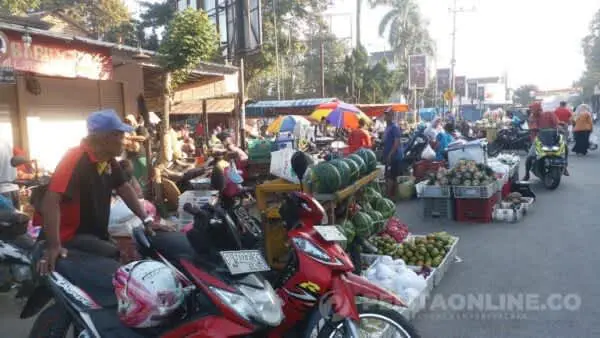 Kurang Penertiban Pedagang Pasar Ambulu Semrawut, Banyak Berjualan Di Trotoar