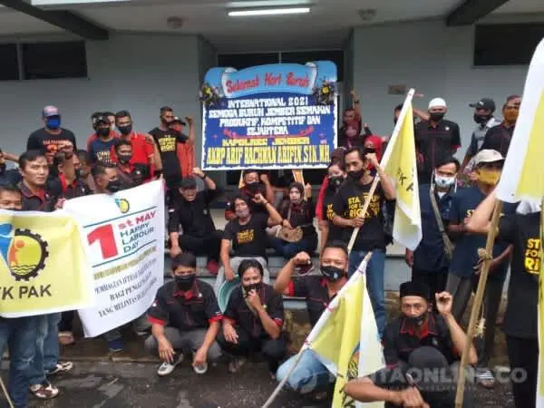 Bulan Ramadan, FKPAK Peringati Hari Buruh Dengan Bagi-Bagi Takjil