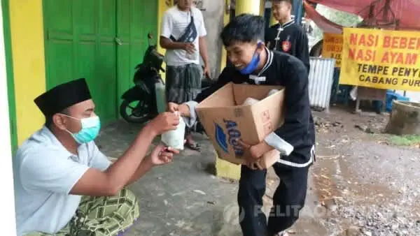 IKSPI Kera Sakti Jember Bagikan Ribuan Takjil Pada Pengguna Jalan