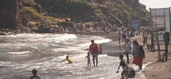 Hari 4 Lebaran Wisata Pantai Payangan Jember Mulai Dipadati Pengunjung