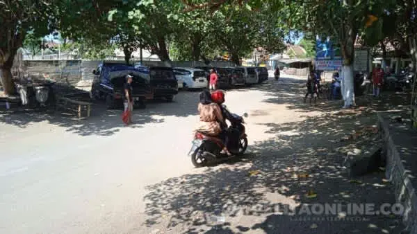 Tak Tertib Jalan Masuk Menuju Pantai Payangan Dijadikan Parkiran