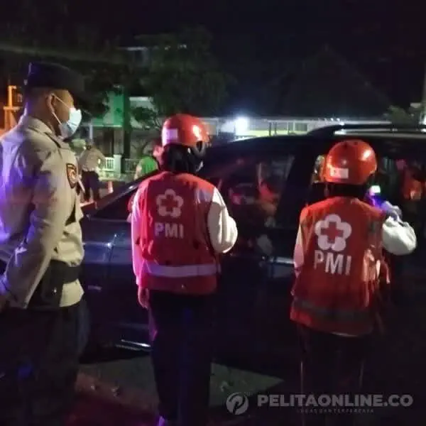 PMI Jember Bantu Periksa Suhu Tubuh Pengendara Di Pos Penyekatan