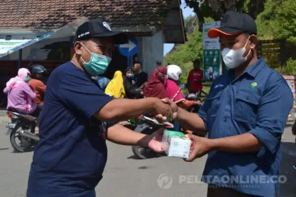 JBC Gelar Aksi Sosial, Bagikan Masker ke Pengunjung Wisata Papuma