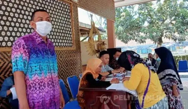 Hari Libur, Plt Camat Rambipuji Tetap Pantau Penyerahan KKS