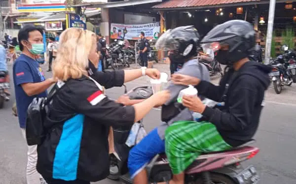 Jelang Buka, FWLM Bagi-Bagi Takjil