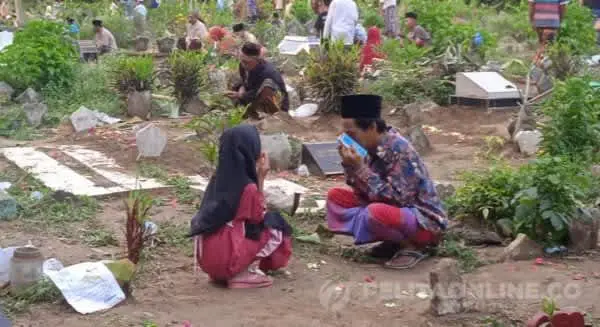 Ziarah Kubur Jelang Hari Raya Idul Fitri Menjadi Tradisi Warga Desa di Jember
