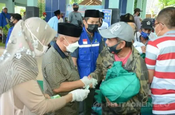 Bupati Situbondo Bagikan Paket Sembako kepada Tukang Becak