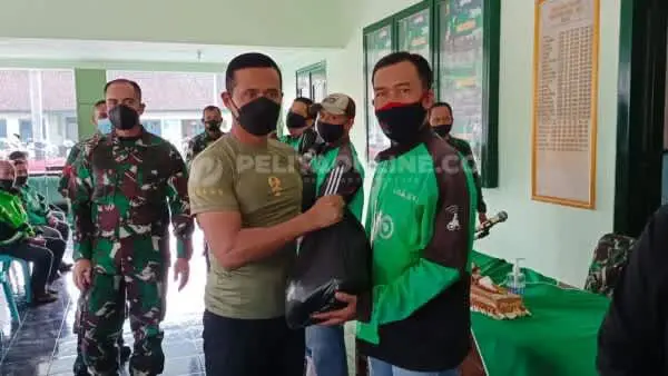 Peduli, Kodim 0824 Bagikan Paket Sembako Kepada Tukang Ojek