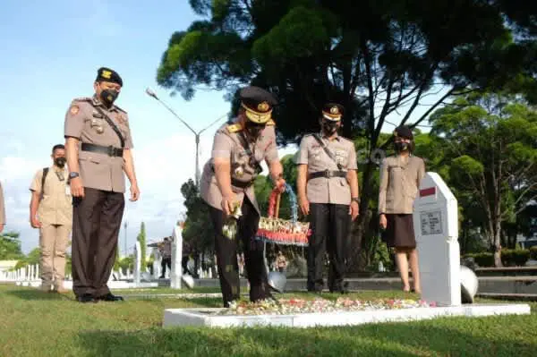 Sambut Hari Bhayangkara Ke 75 Polda Riau Upacara Ziarah Kubur di Kusuma Dharma
