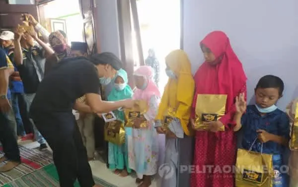 Bangkitkan Semangat Berbagi, SAJ Bagikan Sembako Ke Belasan Anak Yatim