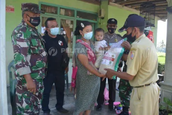 Peduli, Dua Koramil di Jember Bagi-Bagi Sembako