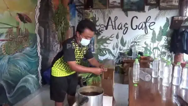 Sejak PPKM Darurat, Alas Cafe Ngawi Buka Terapi Uap Kayu Putih Gratis